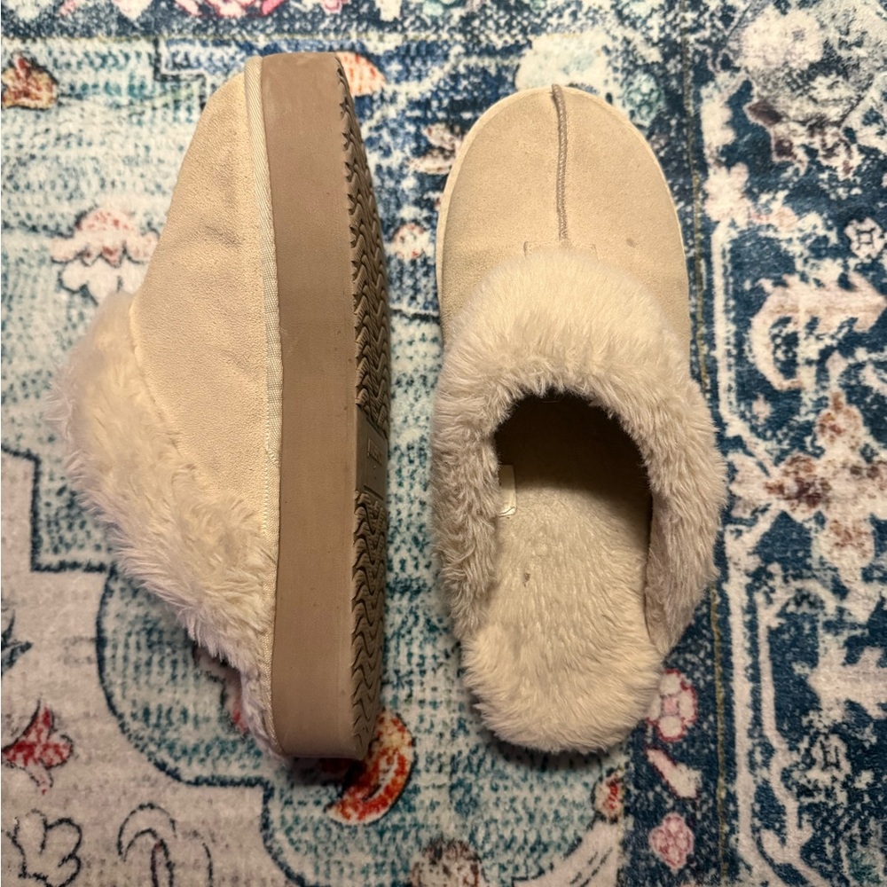 Cozy Cream Fur-Lined Women's Slippers